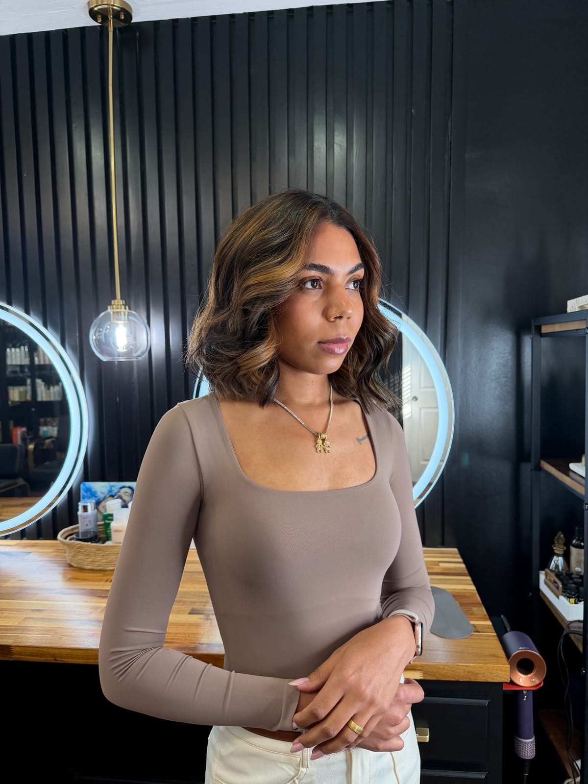 Cliente com corte médio e morena iluminada no salão