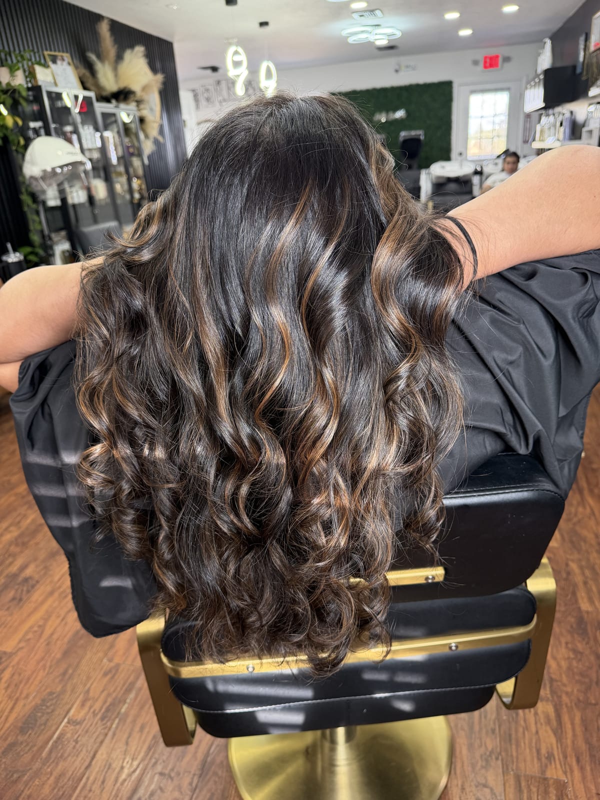 Morena iluminada com ondas largas, vista de costas